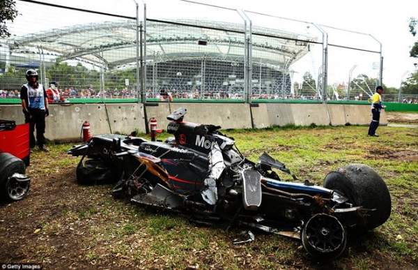 Alonso thoát chết sau vụ tai nạn khiến xe đua nát vụn 11