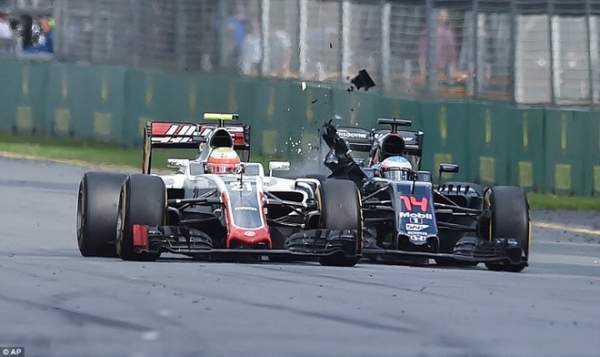 Alonso thoát chết sau vụ tai nạn khiến xe đua nát vụn