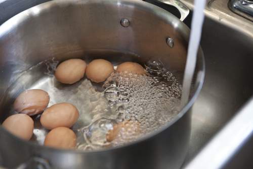 5 sai lầm khi luộc trứng mà ai cũng mắc phải 3