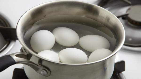 5 sai lầm khi luộc trứng mà ai cũng mắc phải 2
