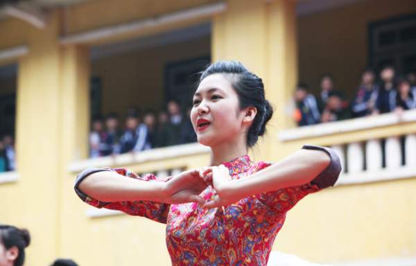 Ngắm Hoa khôi Học viện An ninh trong điệu nhảy dân vũ 10