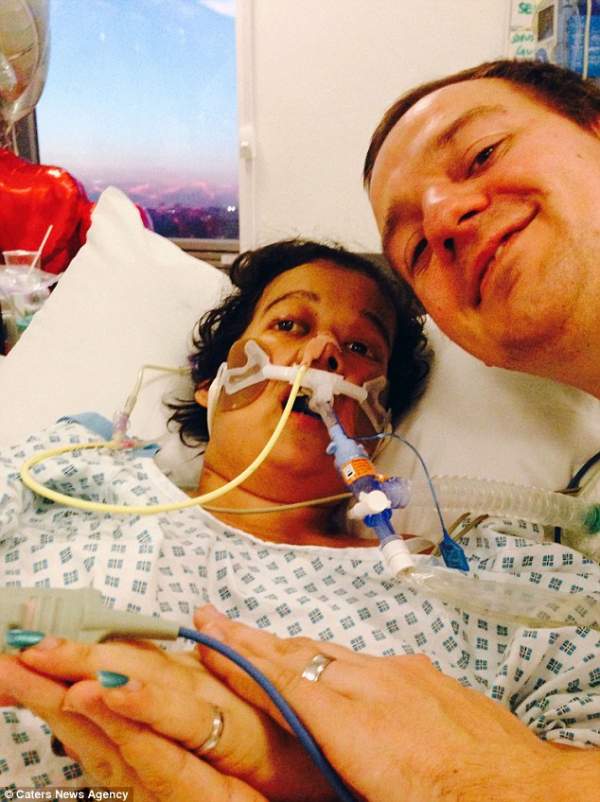 Bệnh nhân ung thư bất ngờ thoát chết sau đám cưới trên giường bệnh 2