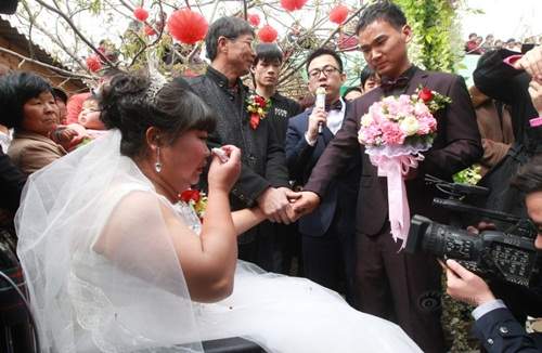 Rơi nước mắt với đám cưới của cô dâu bị liệt 2