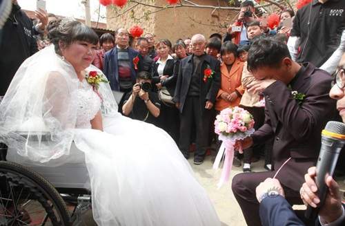 Rơi nước mắt với đám cưới của cô dâu bị liệt 3