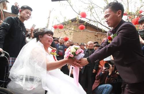Rơi nước mắt với đám cưới của cô dâu bị liệt 4
