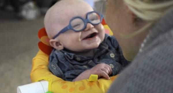 Clip bé 4 tháng tuổi mất thị lực lần đầu nhìn thấy mẹ 3
