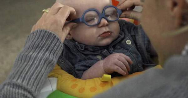 Clip bé 4 tháng tuổi mất thị lực lần đầu nhìn thấy mẹ 2
