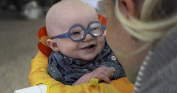 Clip bé 4 tháng tuổi mất thị lực lần đầu nhìn thấy mẹ 4