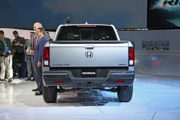 Honda chính thức ra mắt thế hệ thứ hai của mẫu bán tải Ridgeline 4