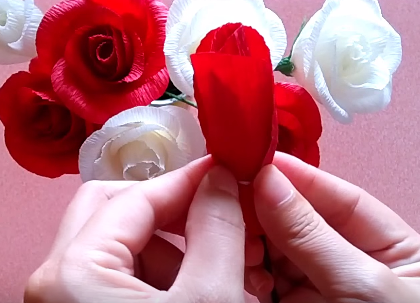 Tổng hợp cách làm hoa hồng bằng giấy nhún "dễ nhất quả đất" 12