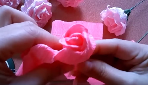 Tổng hợp cách làm hoa hồng bằng giấy nhún "dễ nhất quả đất" 5