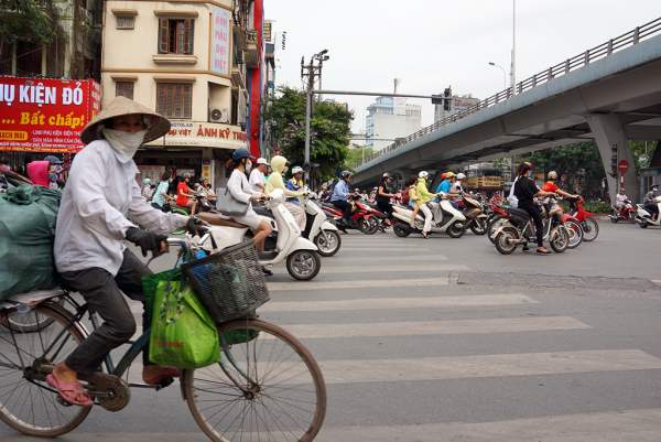 Xe cộ rầm rập đi ngược chiều, leo vỉa hè trên nhiều tuyến phố ở Thủ đô 7