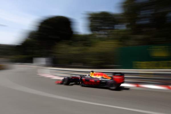 Ricciardo có pole tại chặng đua đường phố 9