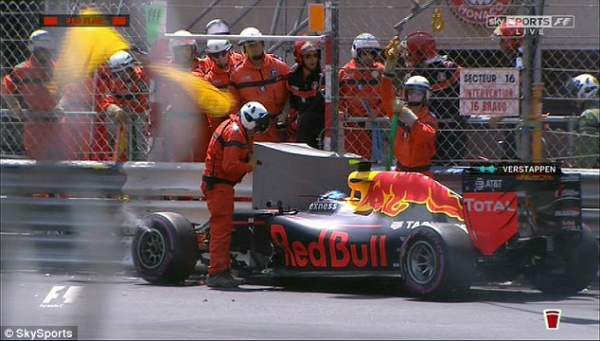 Ricciardo có pole tại chặng đua đường phố 6