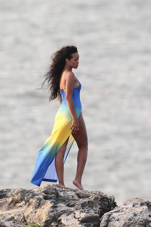 Cách mặc váy maxi chẳng giống ai của Rihanna 27