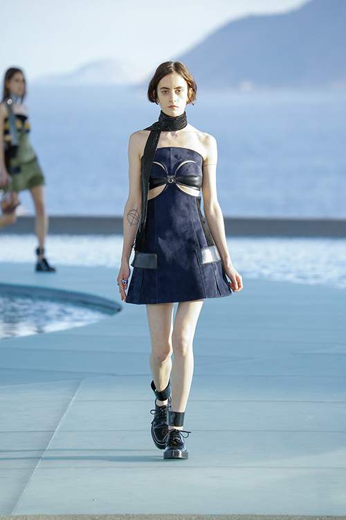 Louis Vuitton mang "người ngoài hành tinh" vào show resort 18