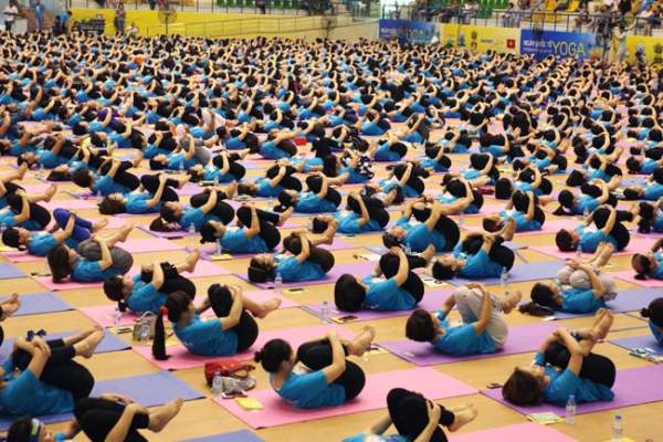 Hàng trăm người đồng diễn yoga tại Hà Nội 9