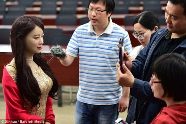 Trung Quốc ra mắt "thánh nữ robot" giống hệt người 5