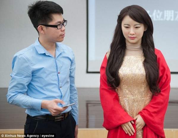 Trung Quốc ra mắt "thánh nữ robot" giống hệt người 3