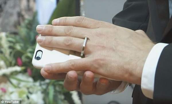 Mỹ: Người đàn ông cưới… iPhone làm vợ 6