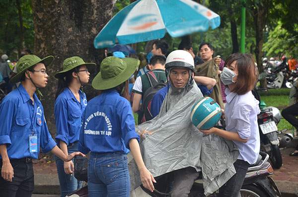 13.000 tình nguyện viên đội mưa hỗ trợ thí sinh làm thủ tục 5