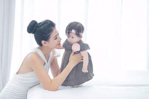 Trang Trần xinh đẹp bên con gái 7 tháng tuổi 9