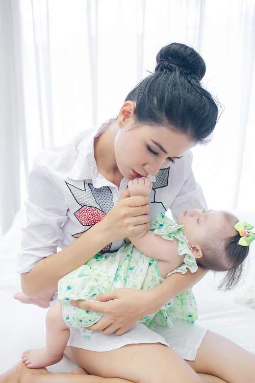 Trang Trần xinh đẹp bên con gái 7 tháng tuổi 6