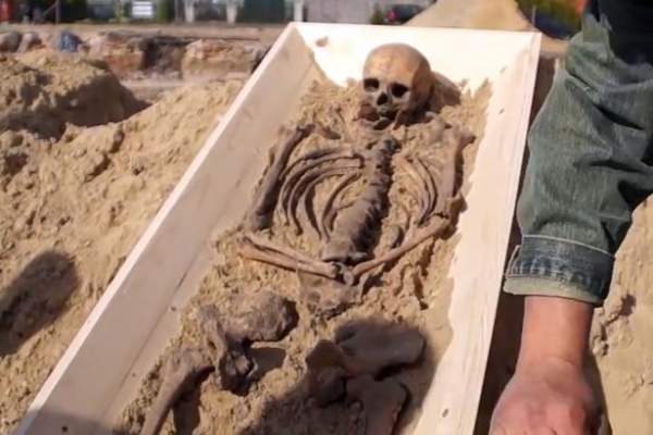 Bi kịch đằng sau bộ xương “ma cà rồng” 500 tuổi ở Ba Lan 2