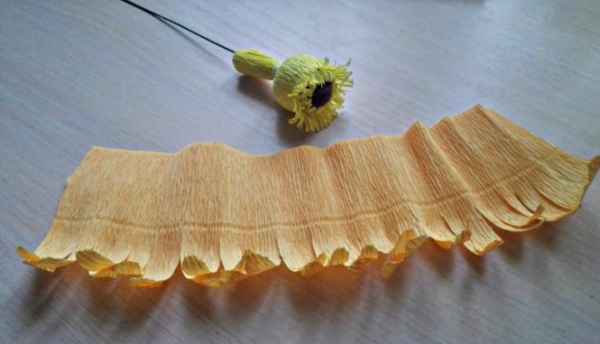 Làm hoa hướng dương bằng giấy nhún khoe sắc vàng 5