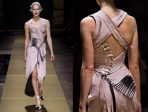 Những nếp gấp mượt mà trên váy đầm cao cấp Atelier Versace 30