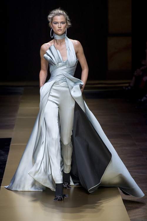 Irina Shayk siêu quyến rũ trong thiết kế của Versace 13