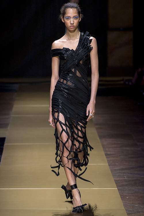 Những nếp gấp mượt mà trên váy đầm cao cấp Atelier Versace 48