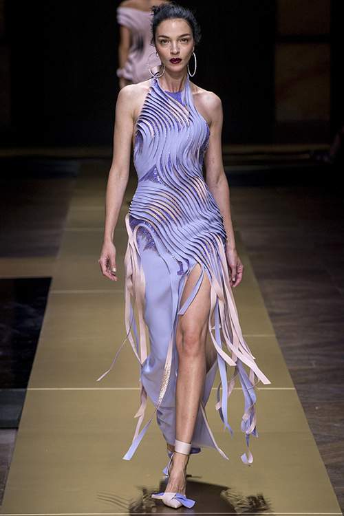Những nếp gấp mượt mà trên váy đầm cao cấp Atelier Versace 33