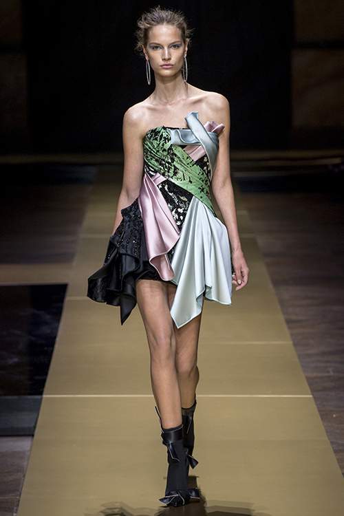 Những nếp gấp mượt mà trên váy đầm cao cấp Atelier Versace 18
