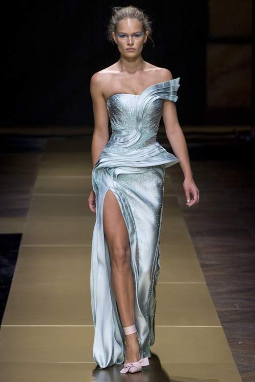 Irina Shayk siêu quyến rũ trong thiết kế của Versace 14