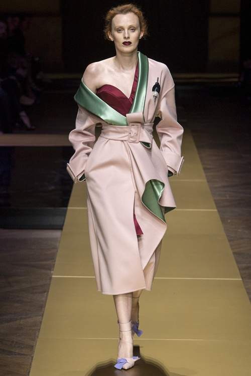 Irina Shayk siêu quyến rũ trong thiết kế của Versace 2