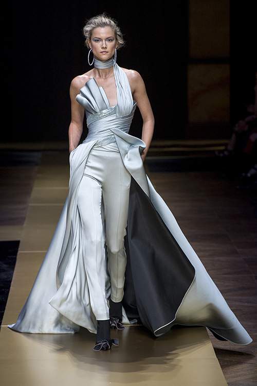 Những nếp gấp mượt mà trên váy đầm cao cấp Atelier Versace 9
