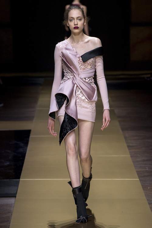 Irina Shayk siêu quyến rũ trong thiết kế của Versace 10