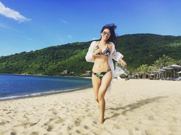 Phạm Hương mặc bikini "đốt nóng" bờ biển Hội An 2