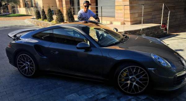 Cristiano Ronaldo khoe xe Bugatti Veyron mới mua 4
