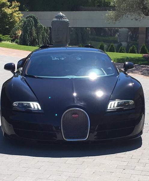 Cristiano Ronaldo khoe xe Bugatti Veyron mới mua 2