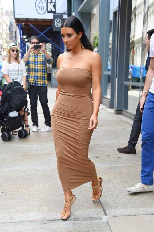 20 chiếc váy nude tuyệt đỉnh giúp chị em Kardashian luôn nóng bỏng 45