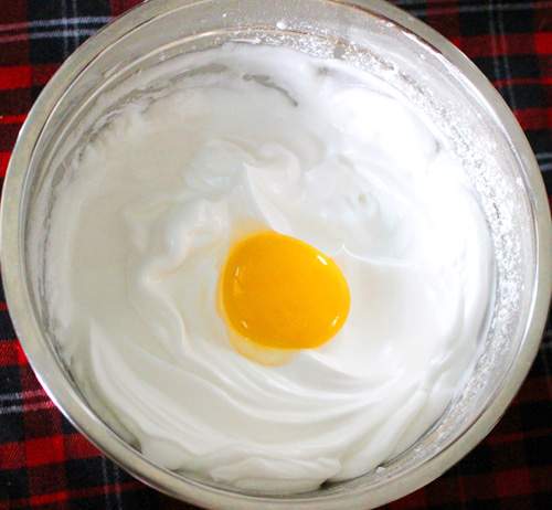 Cách làm bánh kem gà bông đẻ trứng sô cô la 4