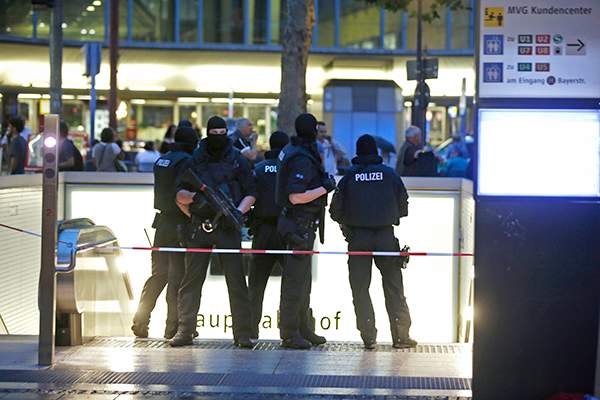 Xả súng ở trung tâm mua sắm Đức, 9 người chết 3