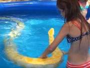 Video: Bé gái bạo gan bơi cùng trăn khổng lồ