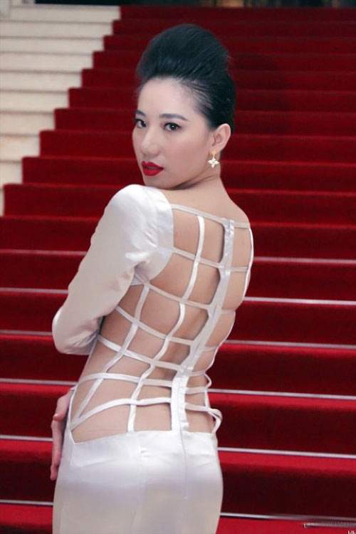 Những bộ váy không hiểu mặc nội y như thế nào của sao Việt 36
