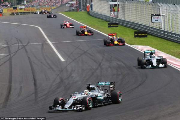 Lewis Hamilton đánh bại Nico Rosberg ngay ở góc cua đầu tiên 3