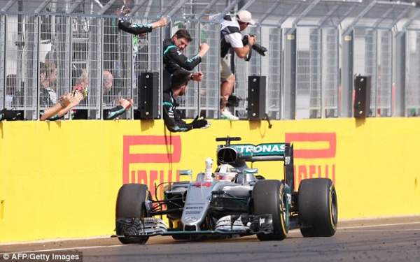 Lewis Hamilton đánh bại Nico Rosberg ngay ở góc cua đầu tiên 4
