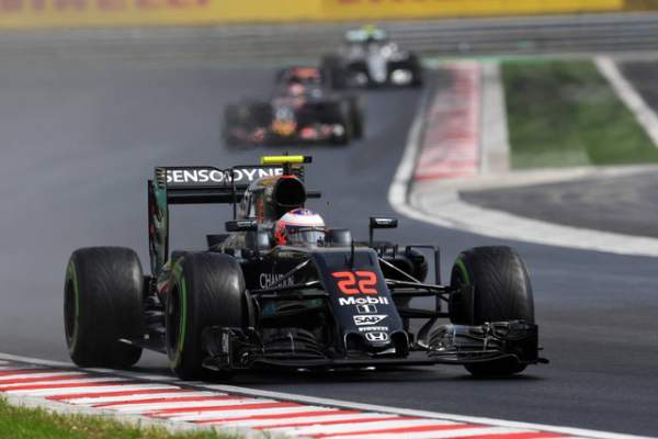 Lewis Hamilton đánh bại Nico Rosberg ngay ở góc cua đầu tiên 12