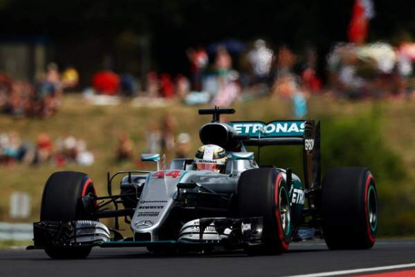 Lewis Hamilton đánh bại Nico Rosberg ngay ở góc cua đầu tiên 9